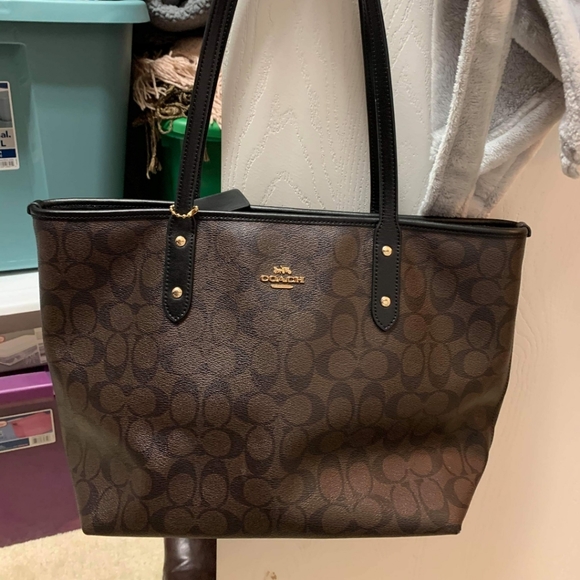coach city zip tote in signature canvas